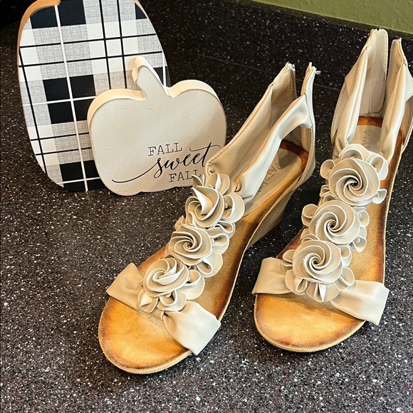 Elegant Beige Floral Women's Sandals - Picture 1 of 6